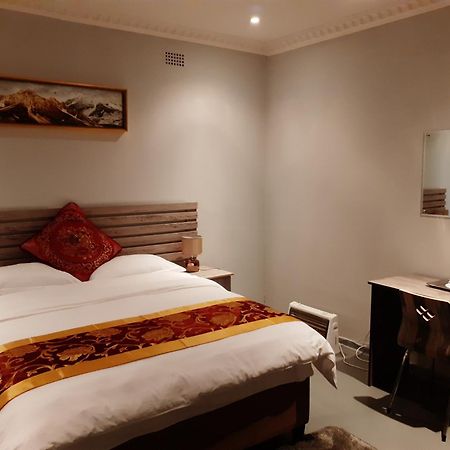 Driftwood Boutique Bed And Breakfast Lobatse Eksteriør billede