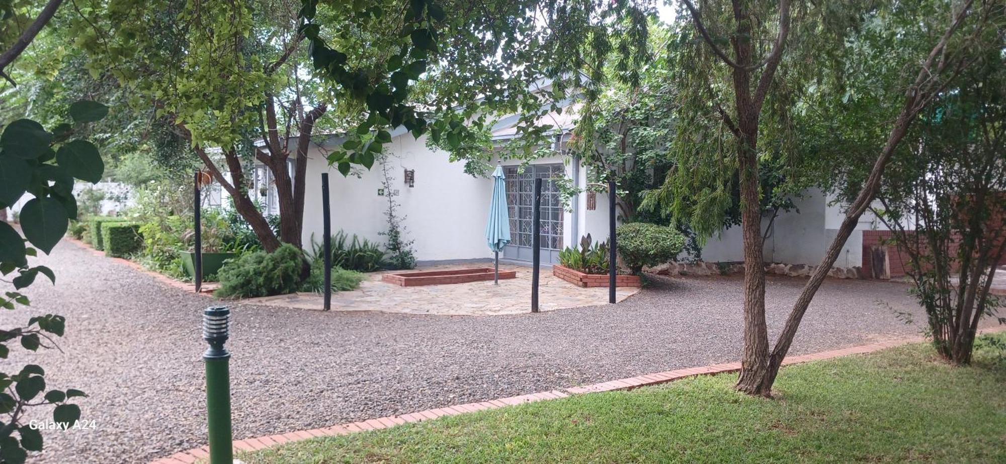 Driftwood Boutique Bed And Breakfast Lobatse Eksteriør billede